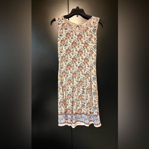 Max studio, sundress, scoopneck’s sleeveless keyhole back. Excellent condition.